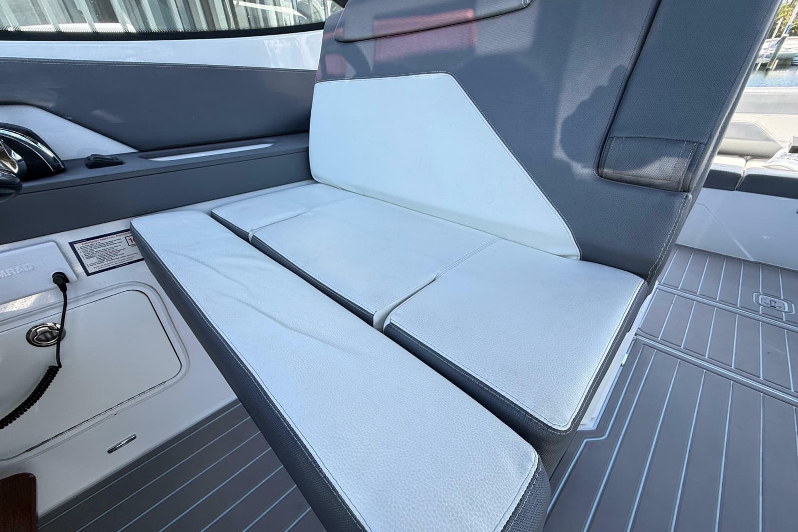 2021 Cruisers Yachts 38 GLS OB