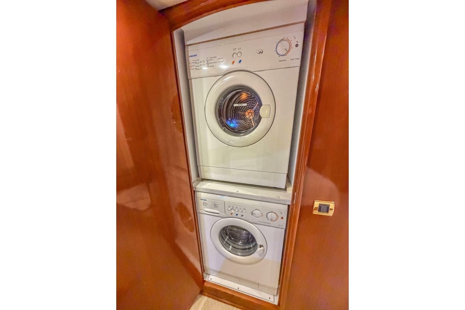 2005 Carver 56 Voyager