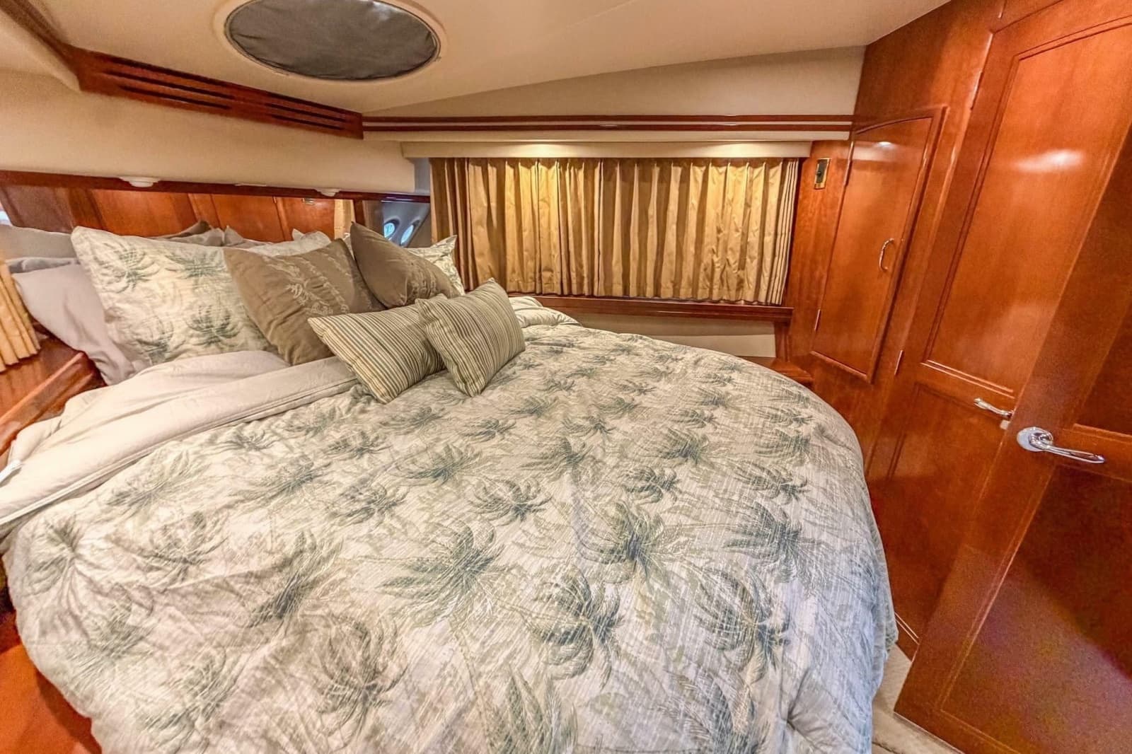 2005 Carver 56 Voyager