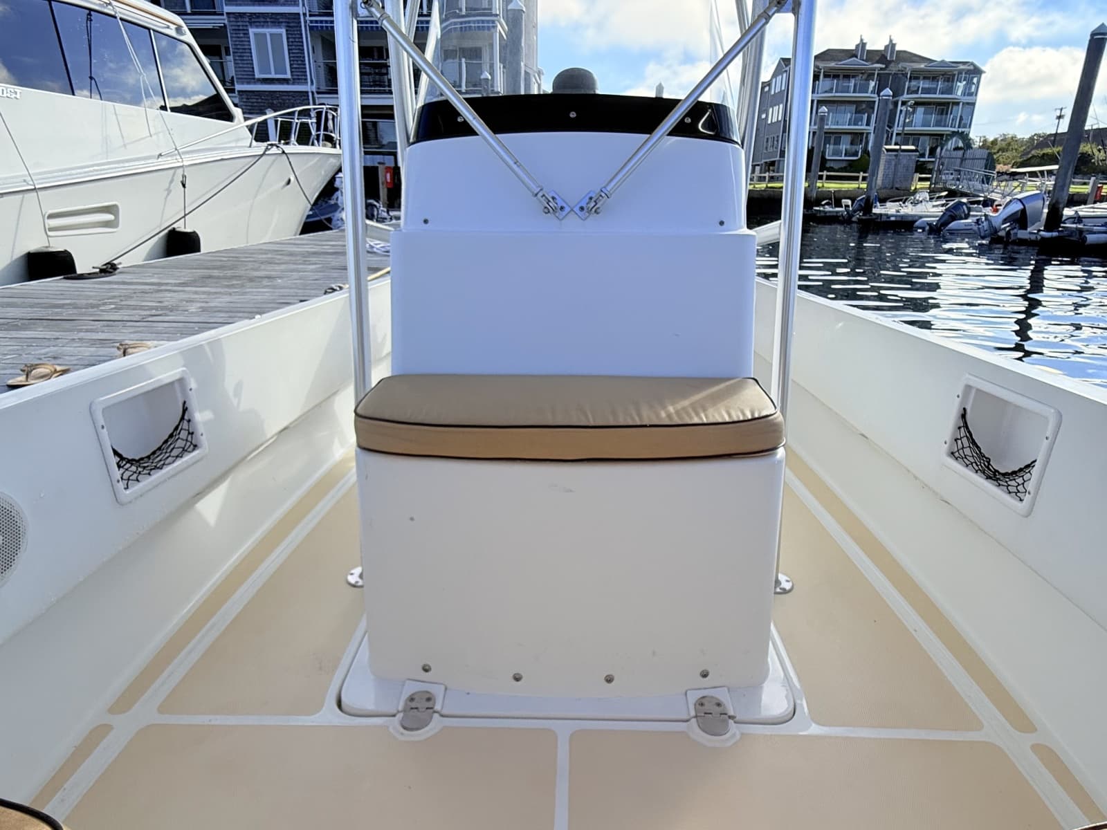 2010 Vanquish 24 Runabout