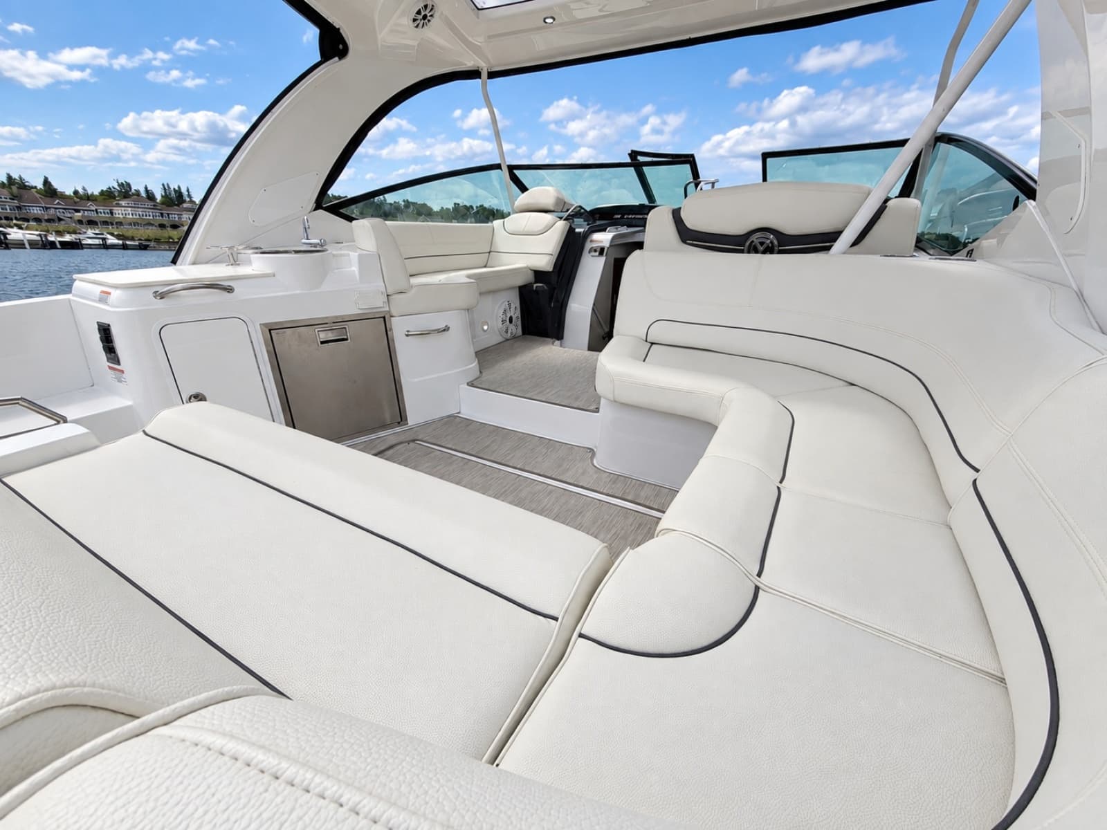 2020 Cruisers Yachts 35 Express