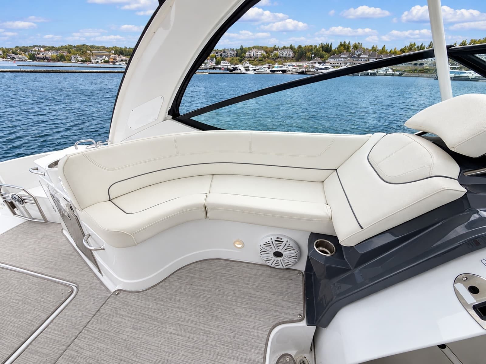 2020 Cruisers Yachts 35 Express