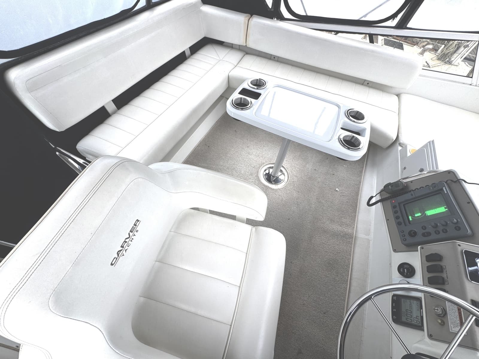 1999 Carver 370 Voyager