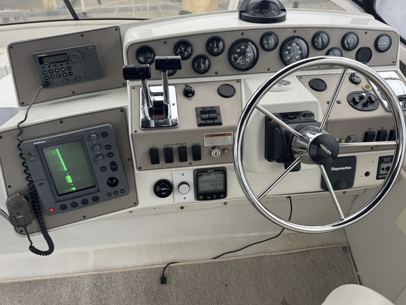 1999 Carver 370 Voyager