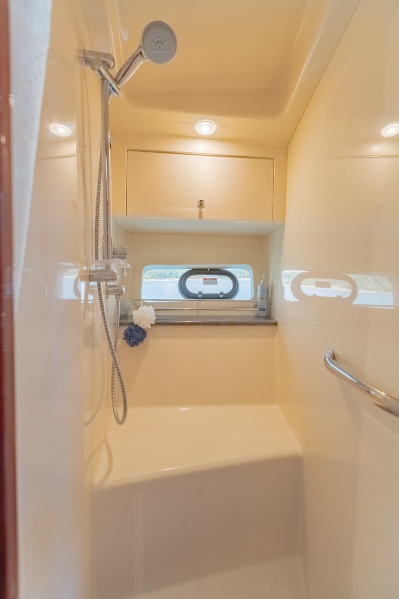Fwd State Room Shower (1) Table Rock Lake