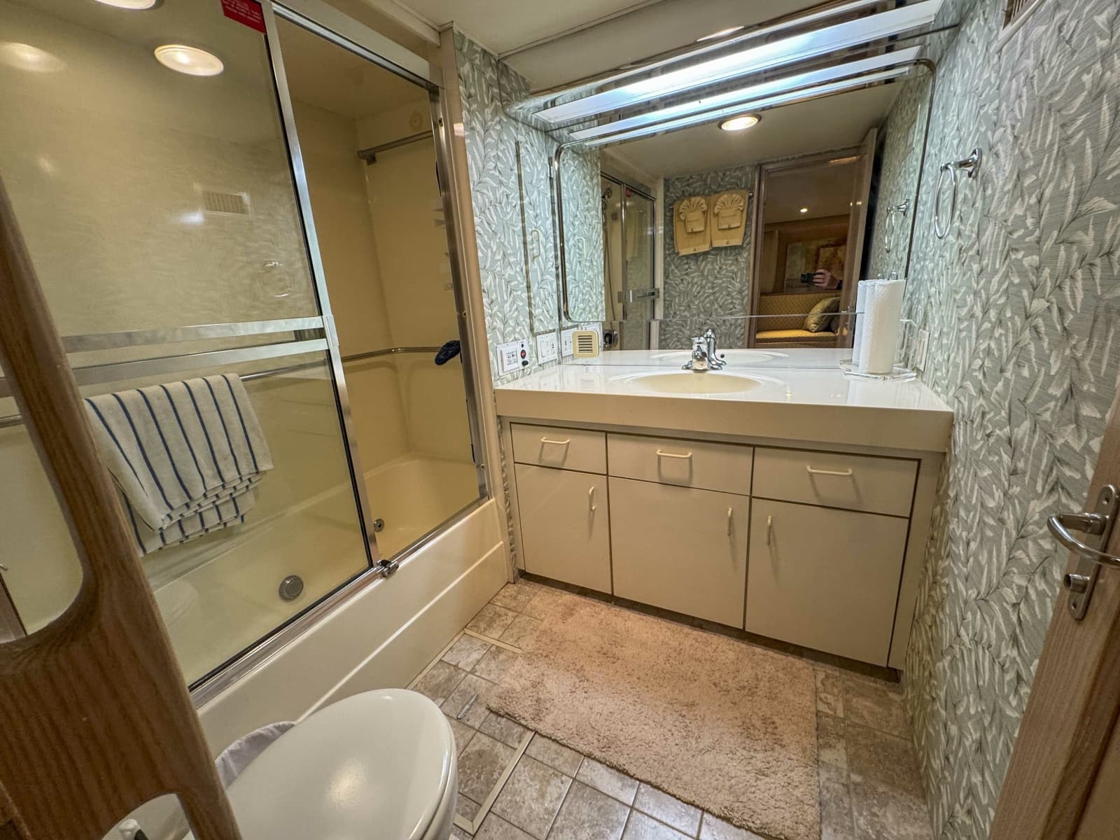 1991 Hatteras 70 Cockpit Motor Yacht