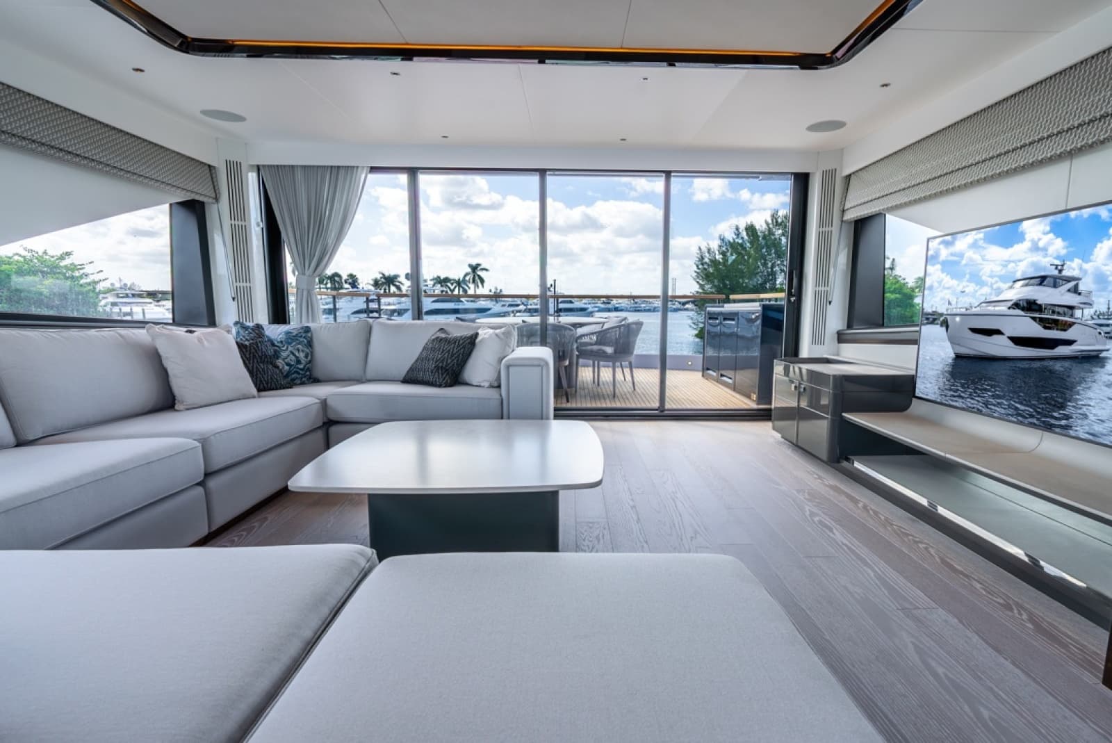 2025 Sunseeker 90 Ocean Enclosed