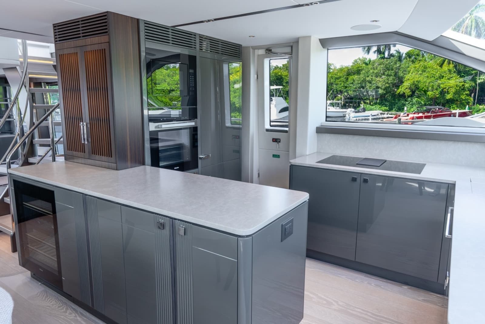 2025 Sunseeker 90 Ocean Enclosed