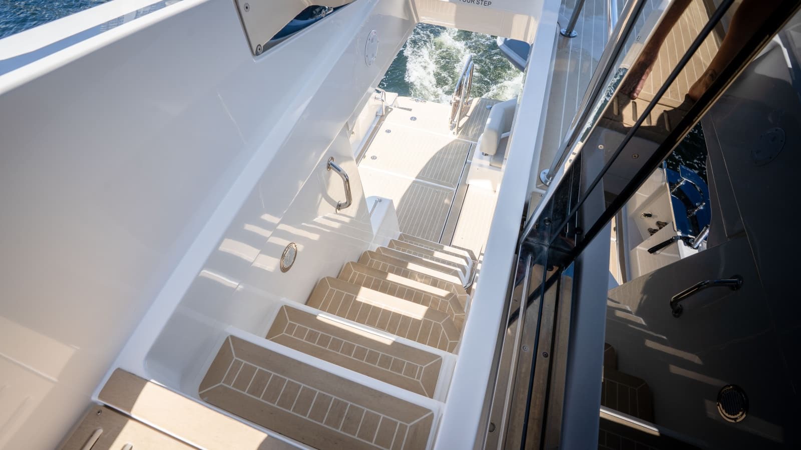 2025 Aquila 54 Yacht