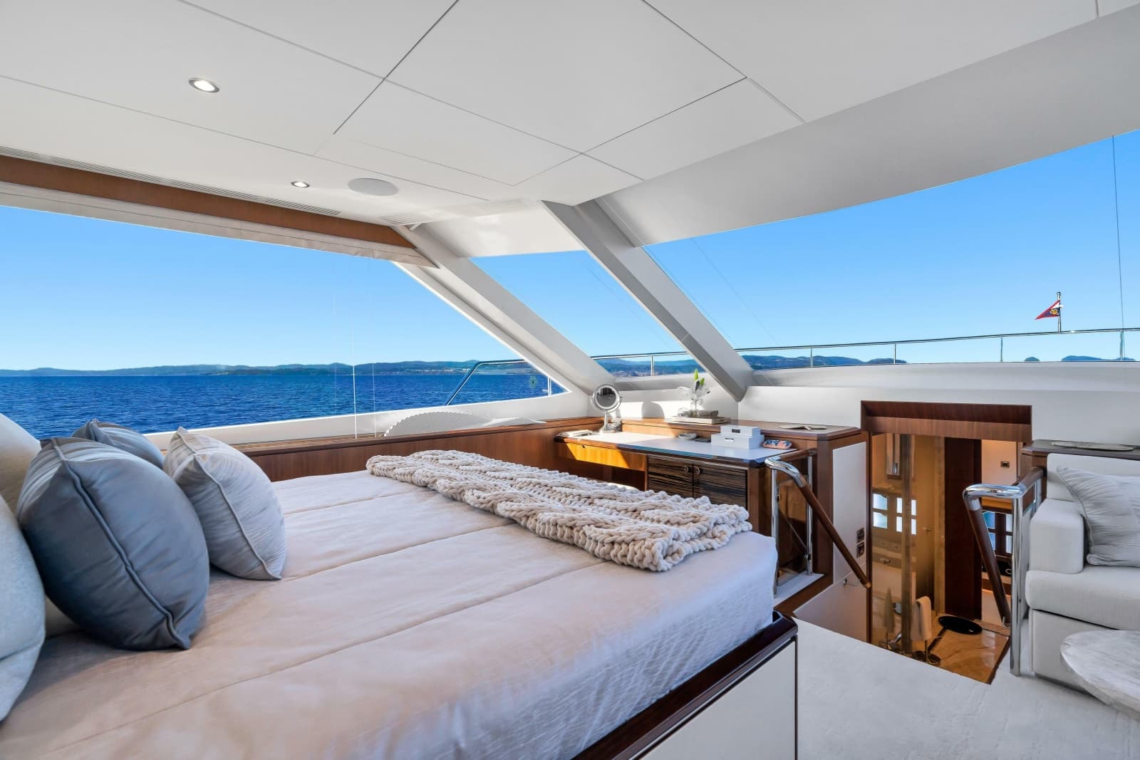 2021 Ocean Alexander 32L Motor Yacht