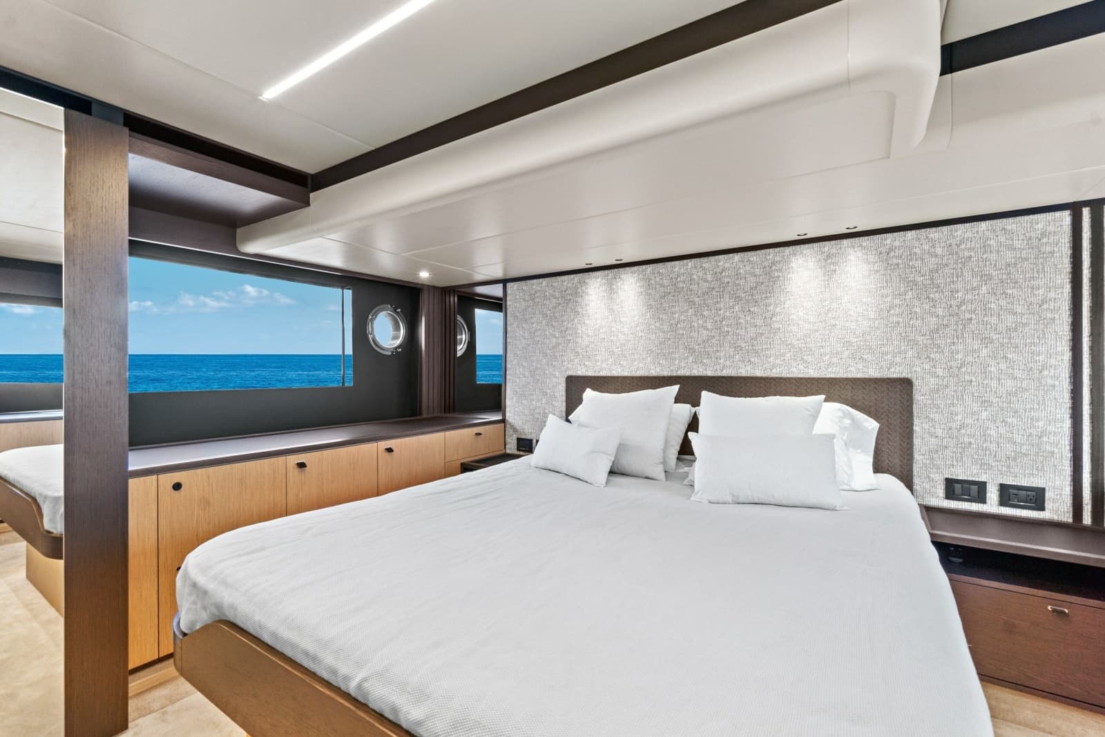 2025 Absolute 52 FLY