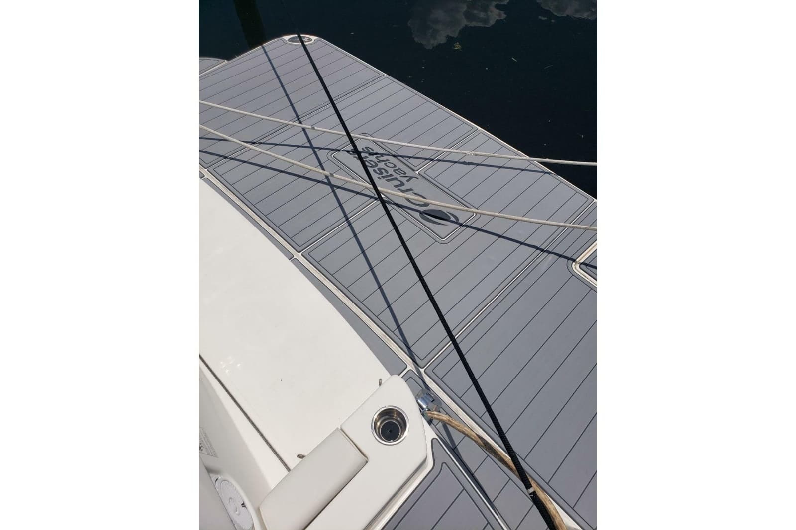 2006 Cruisers Yachts 520 Express