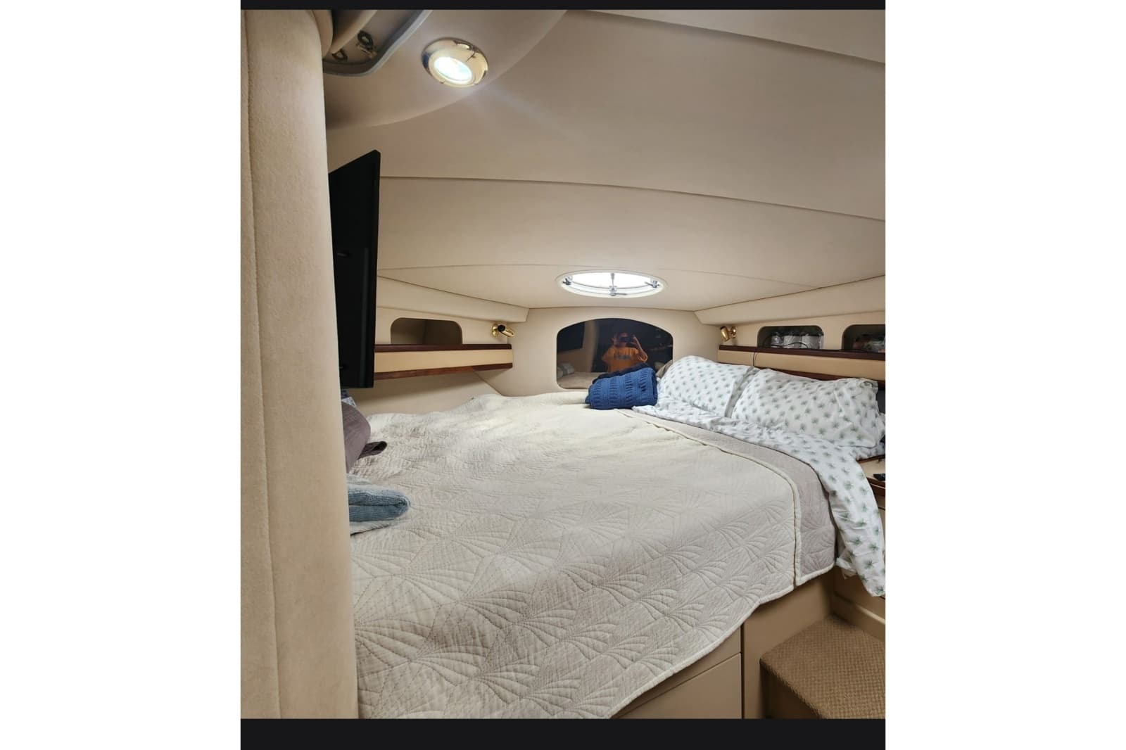 2000 Cruisers Yachts 3575 Express