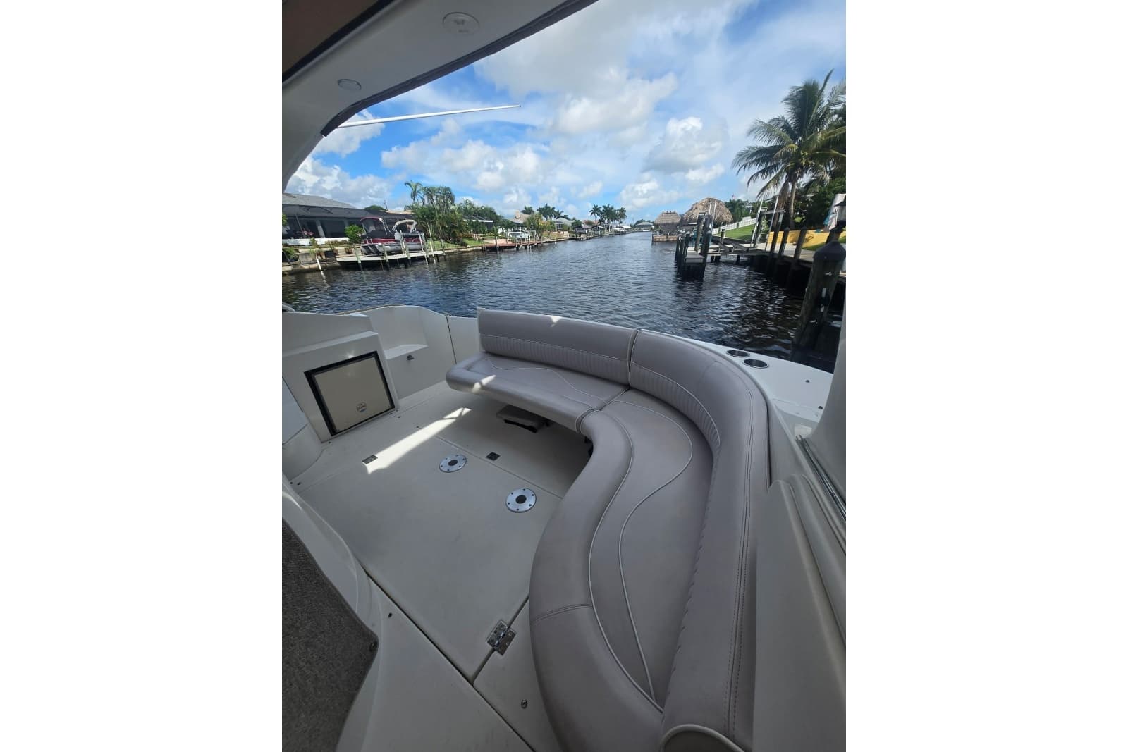 2000 Cruisers Yachts 3575 Express