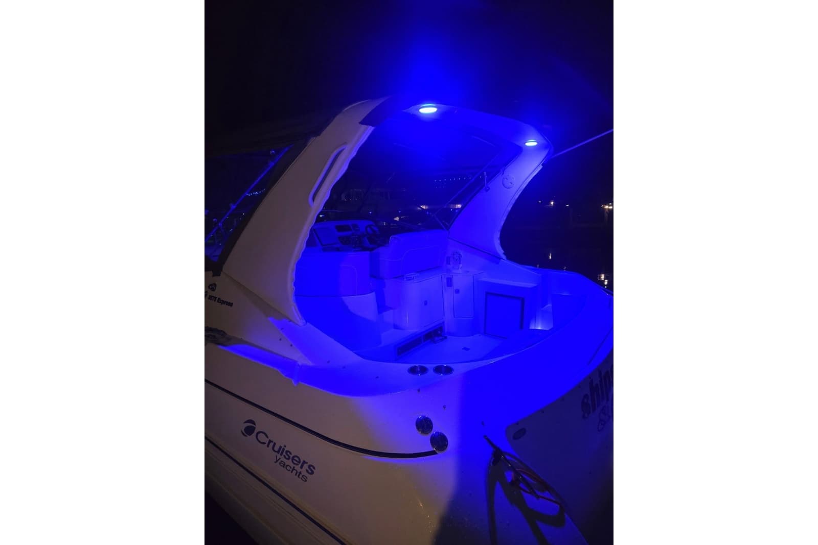 2000 Cruisers Yachts 3575 Express