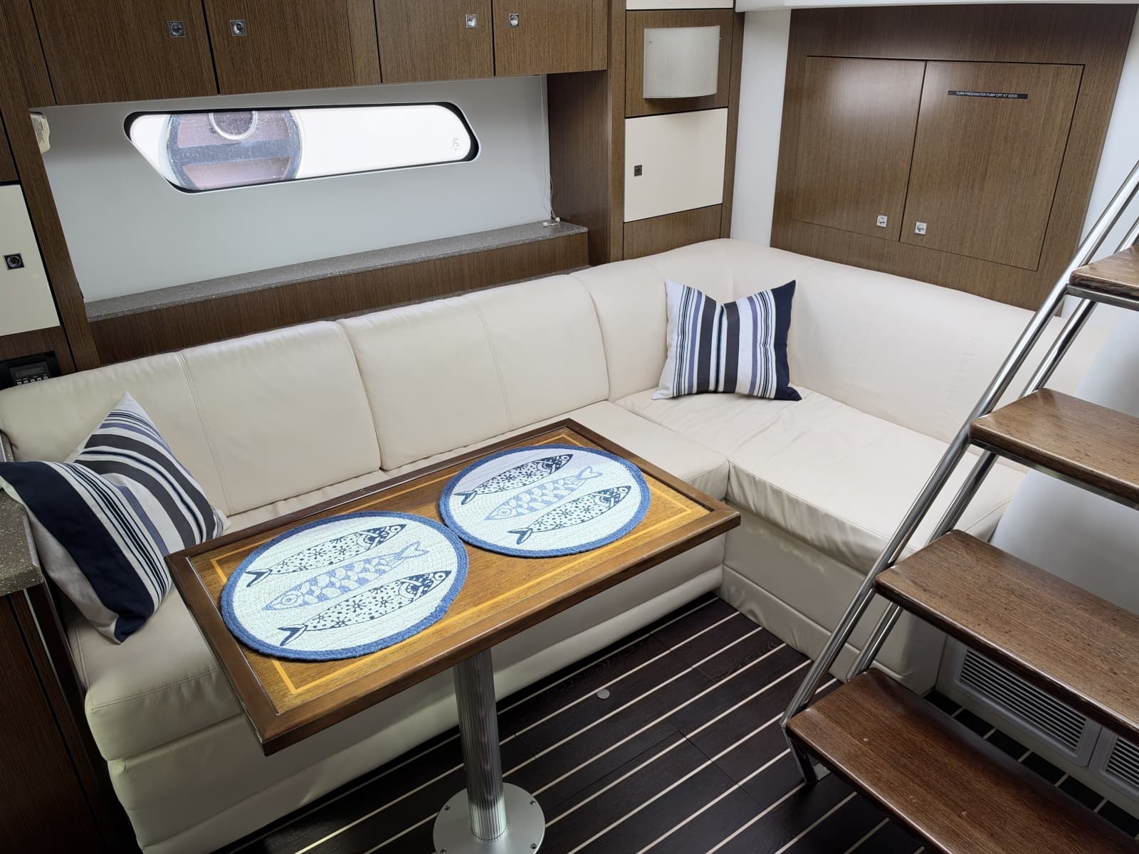 2011 Cruisers Yachts 48 Cantius