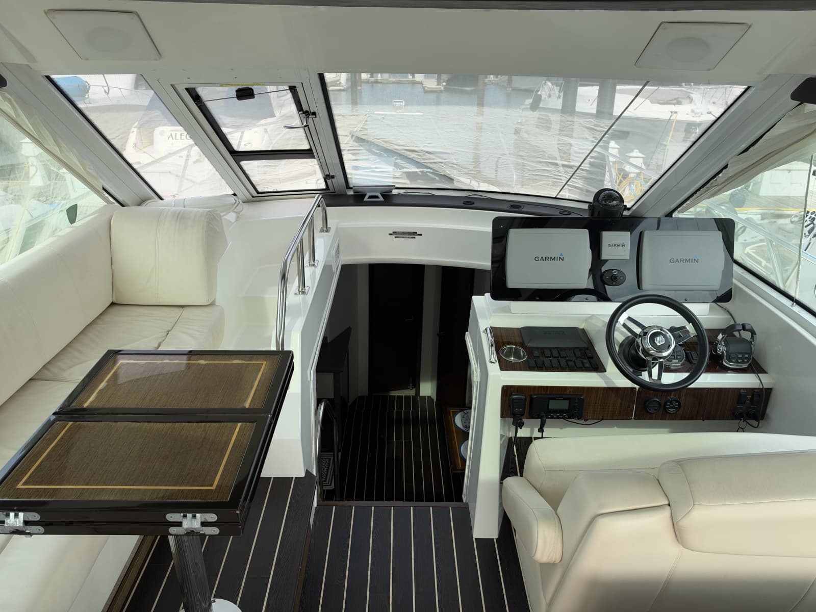 2011 Cruisers Yachts 48 Cantius