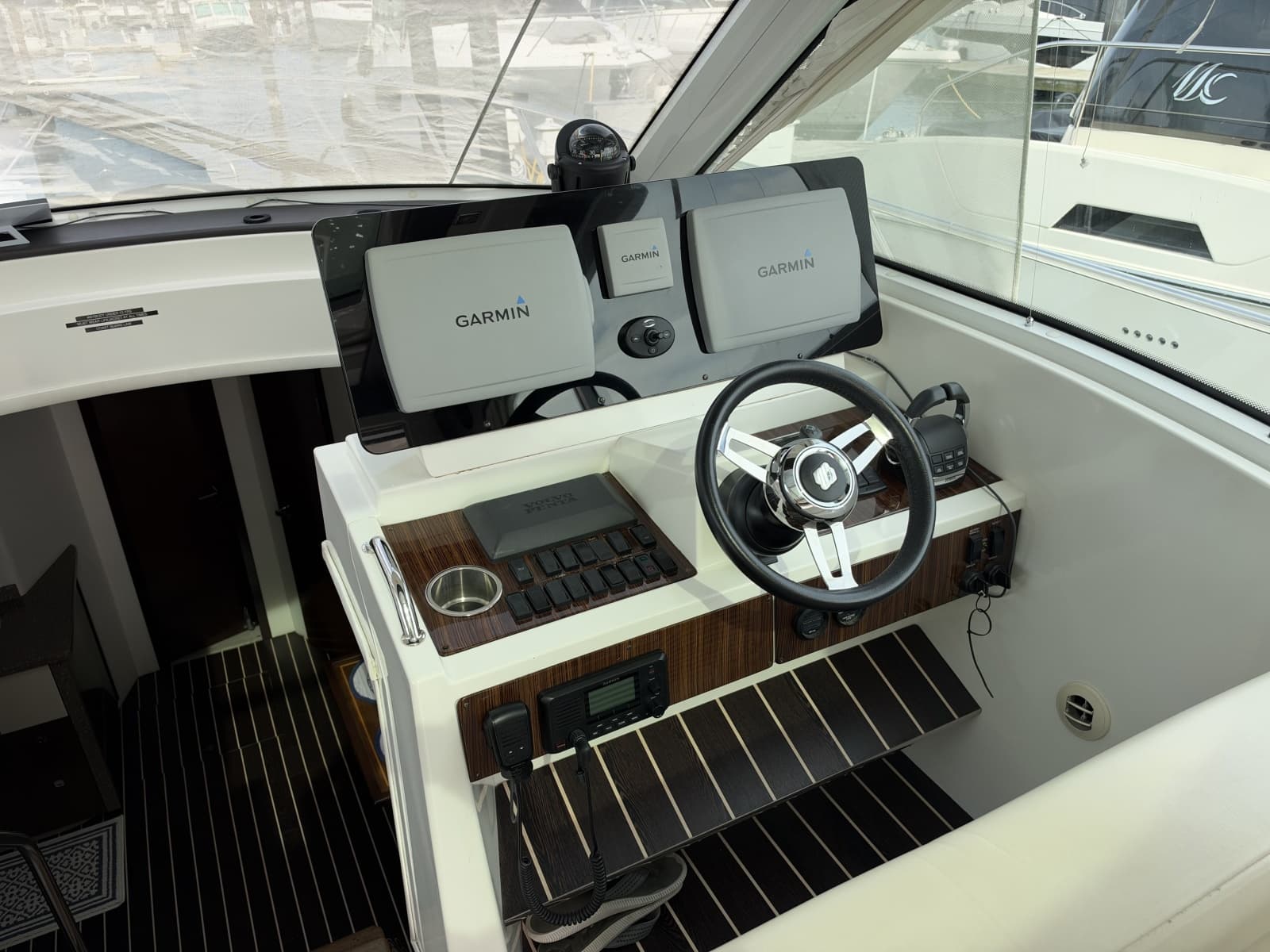 2011 Cruisers Yachts 48 Cantius