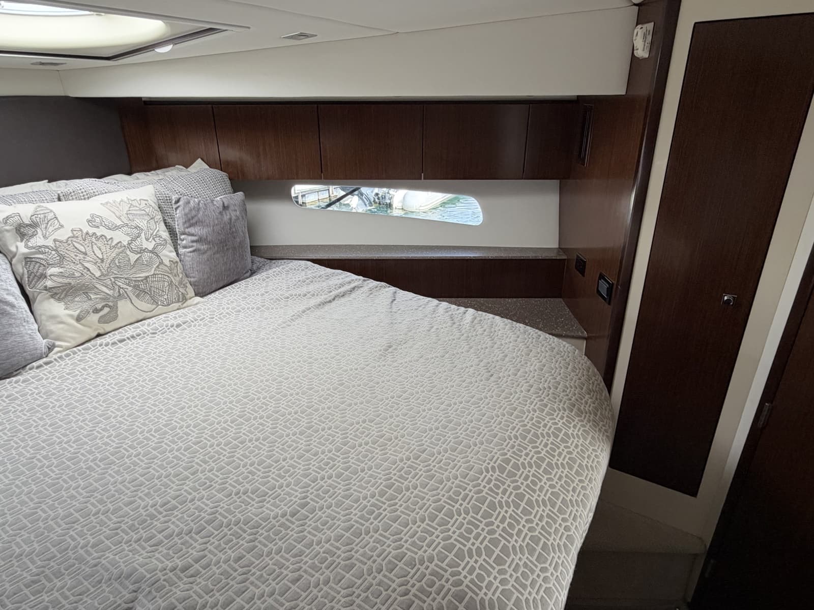 2011 Cruisers Yachts 48 Cantius