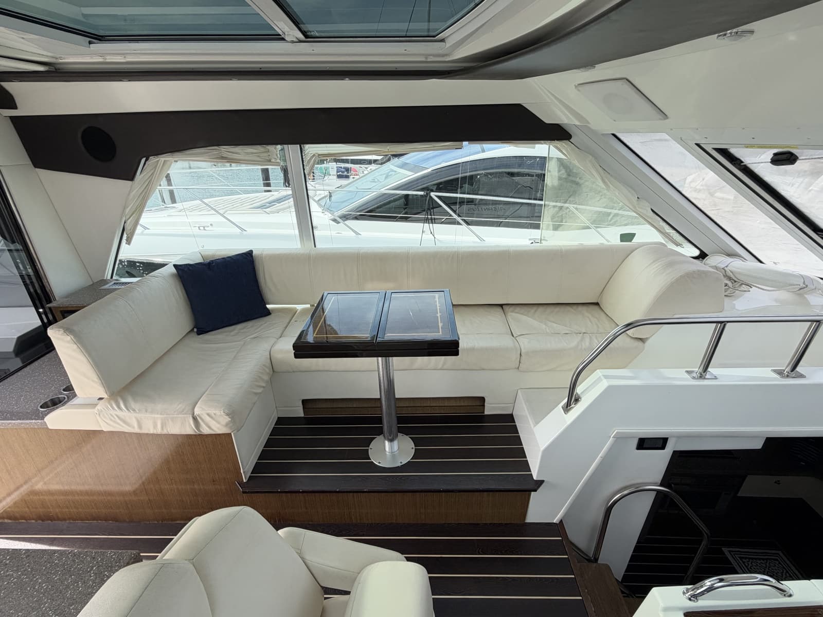 2011 Cruisers Yachts 48 Cantius