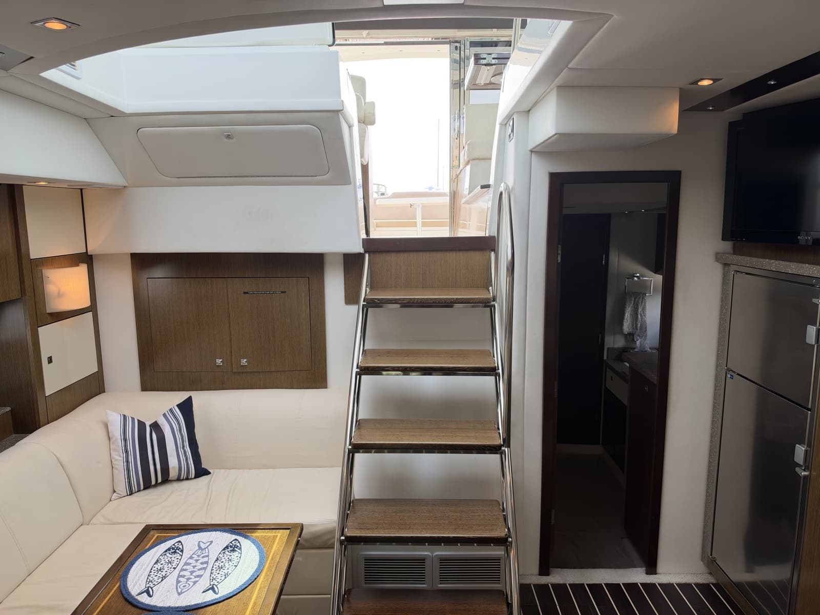 2011 Cruisers Yachts 48 Cantius