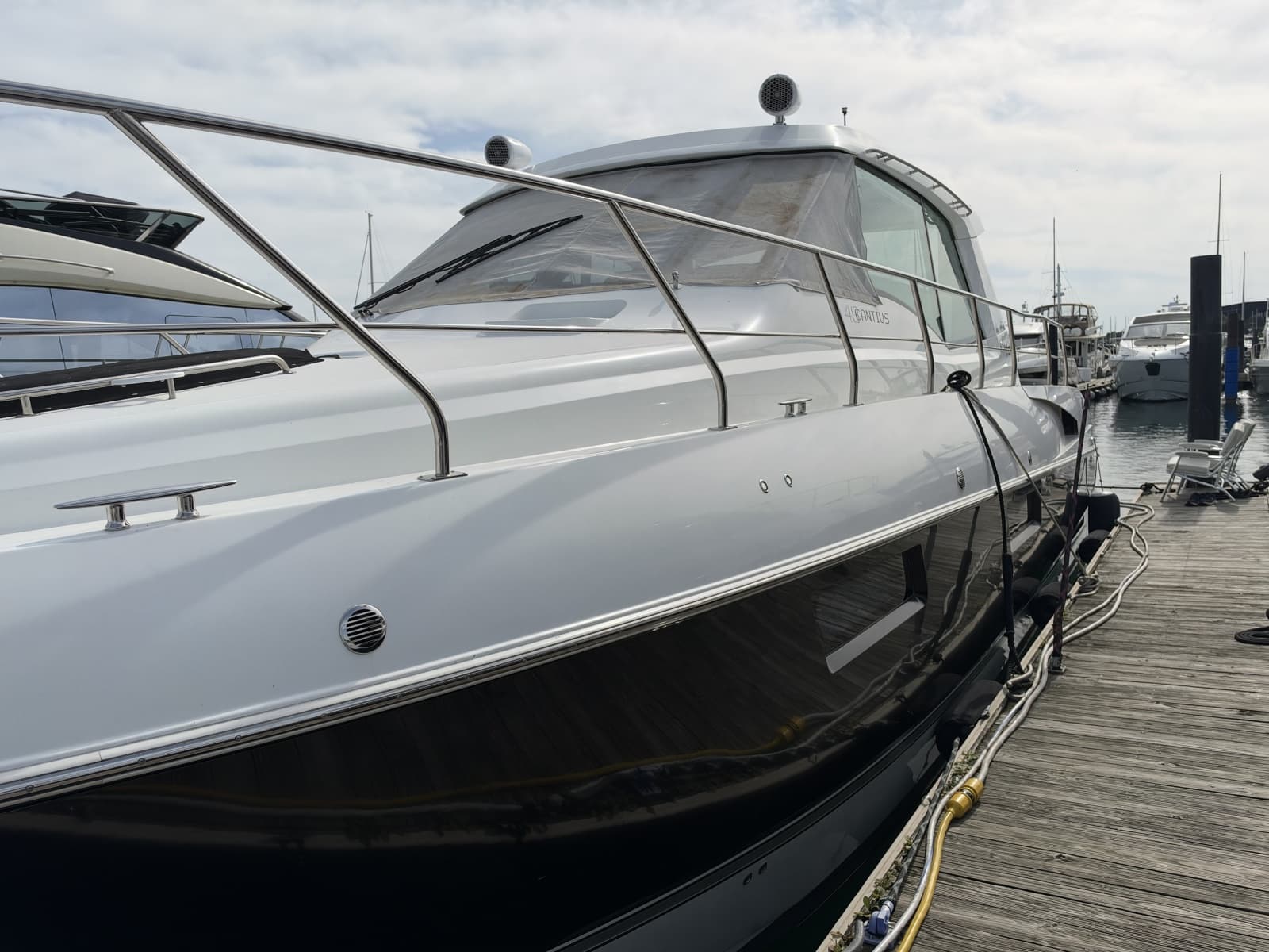 2011 Cruisers Yachts 48 Cantius