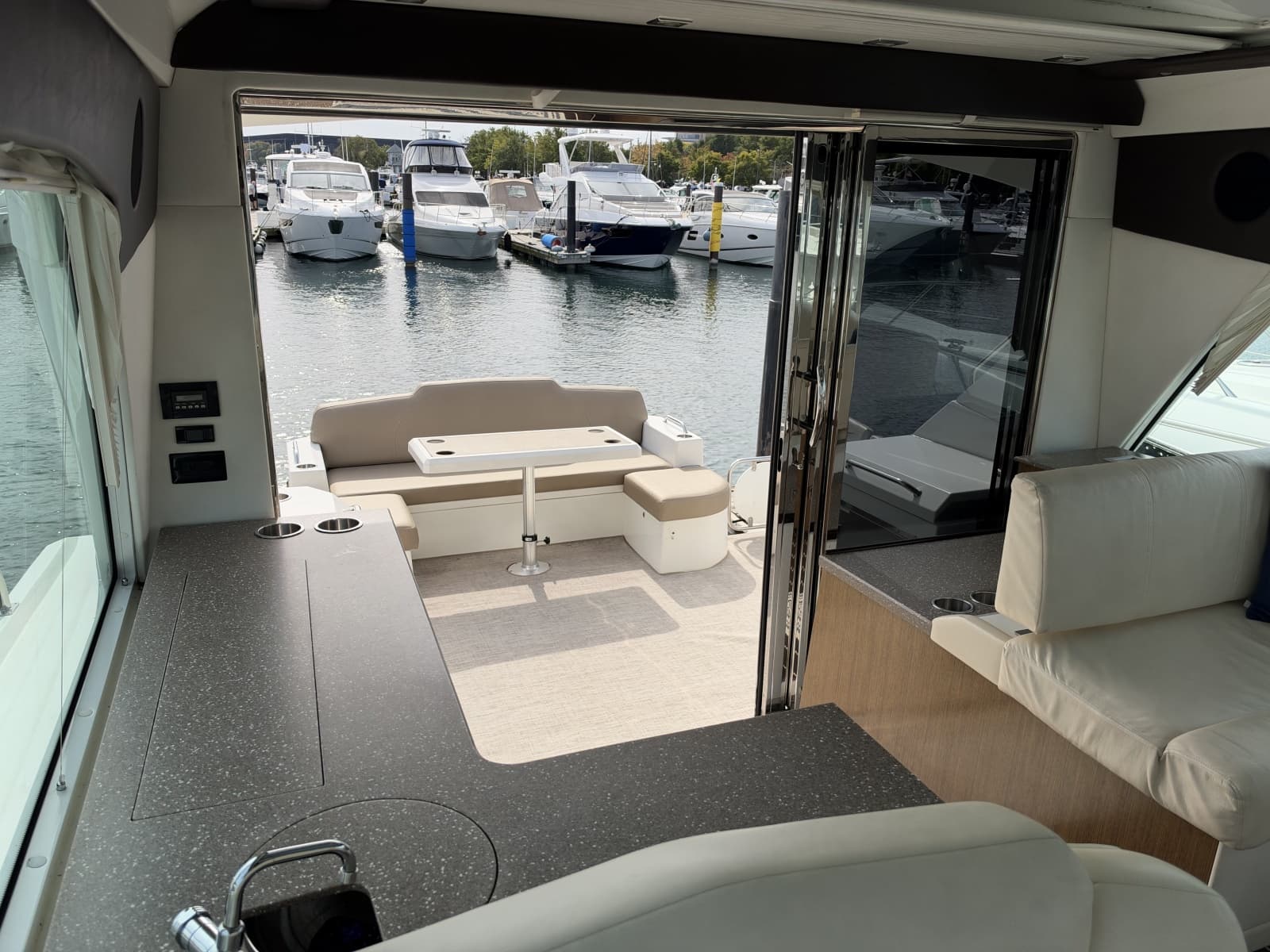 2011 Cruisers Yachts 48 Cantius