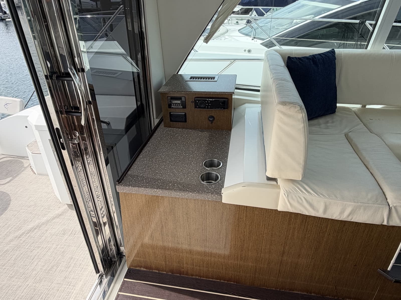 2011 Cruisers Yachts 48 Cantius
