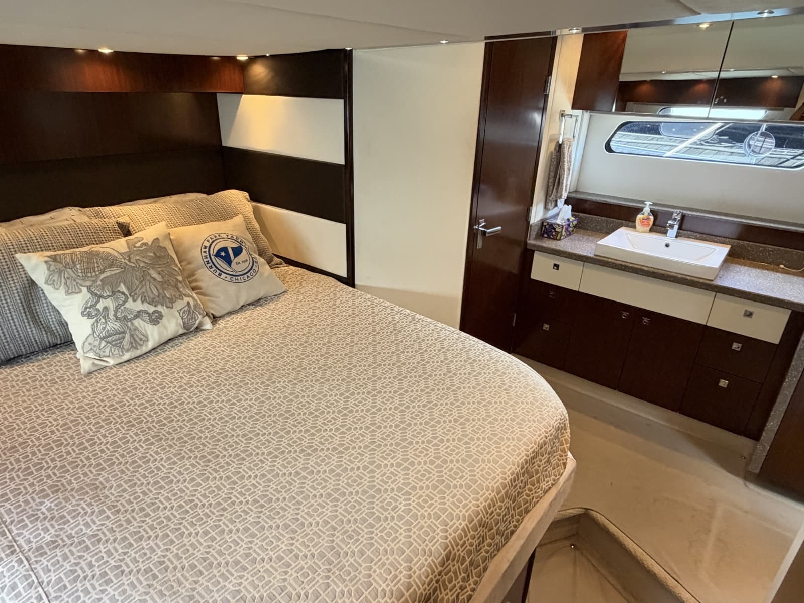 2011 Cruisers Yachts 48 Cantius