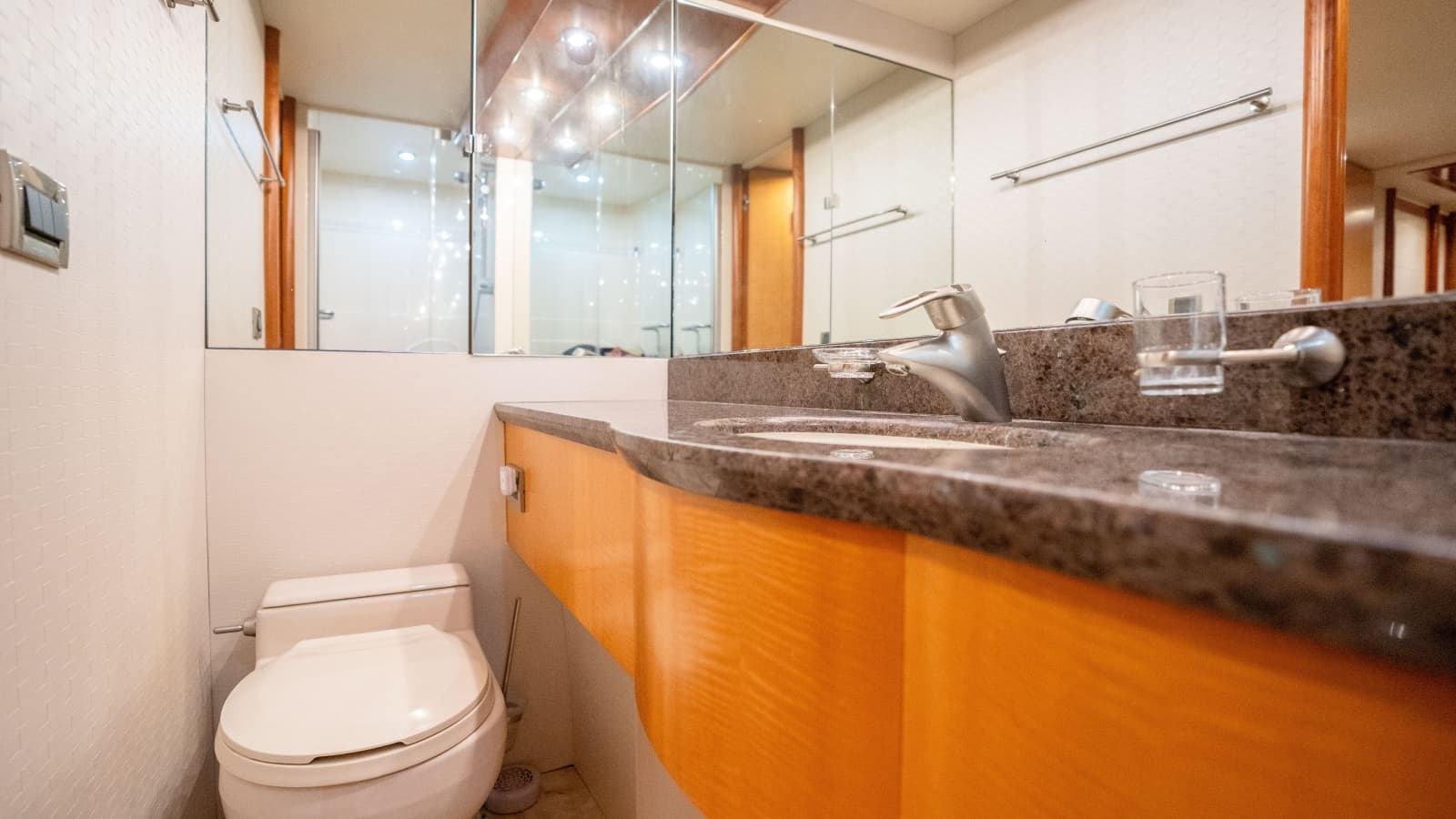 2006 Lazzara Yachts Skylounge