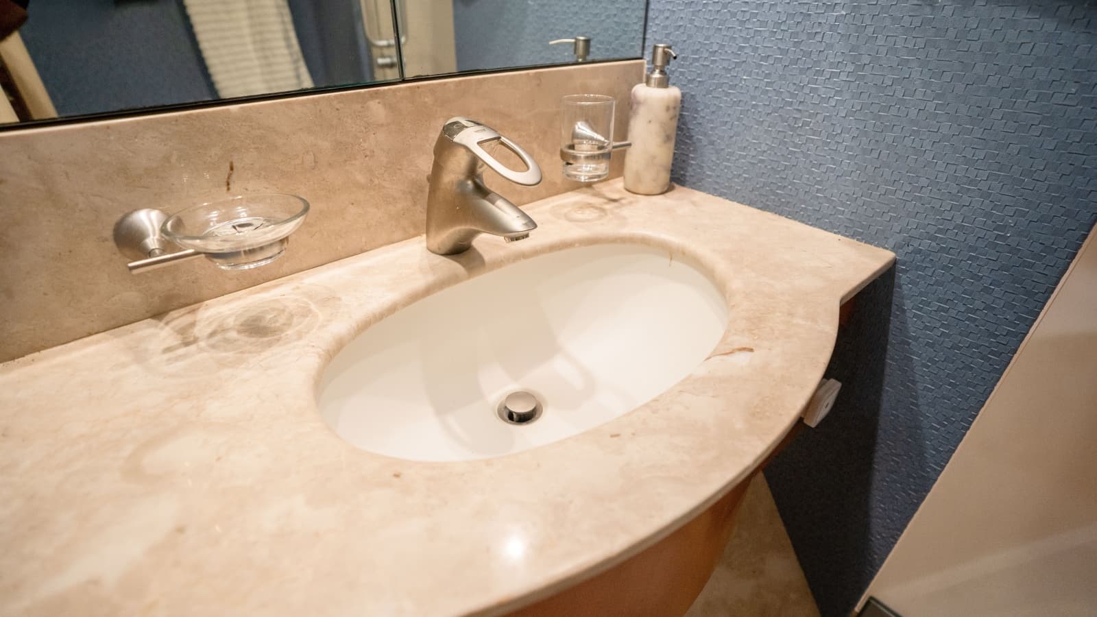 2006 Lazzara Yachts Skylounge