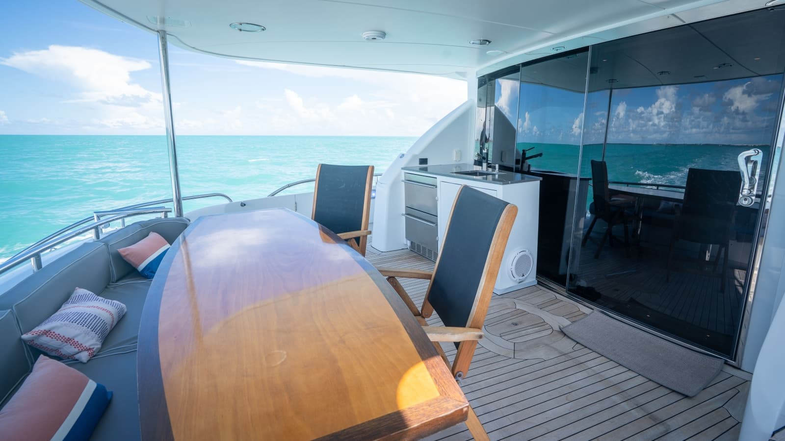 2006 Lazzara Yachts Skylounge