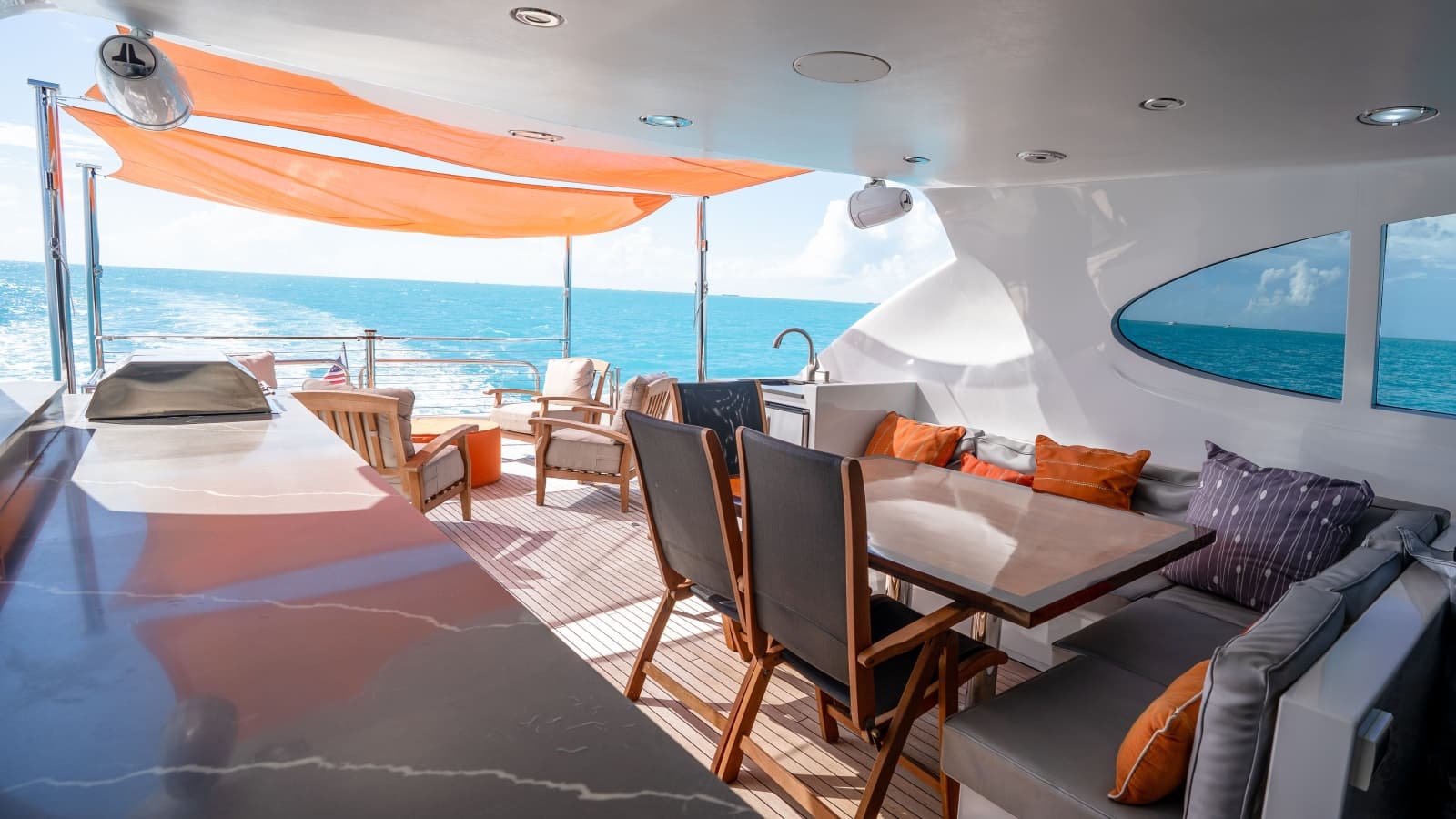2006 Lazzara Yachts Skylounge