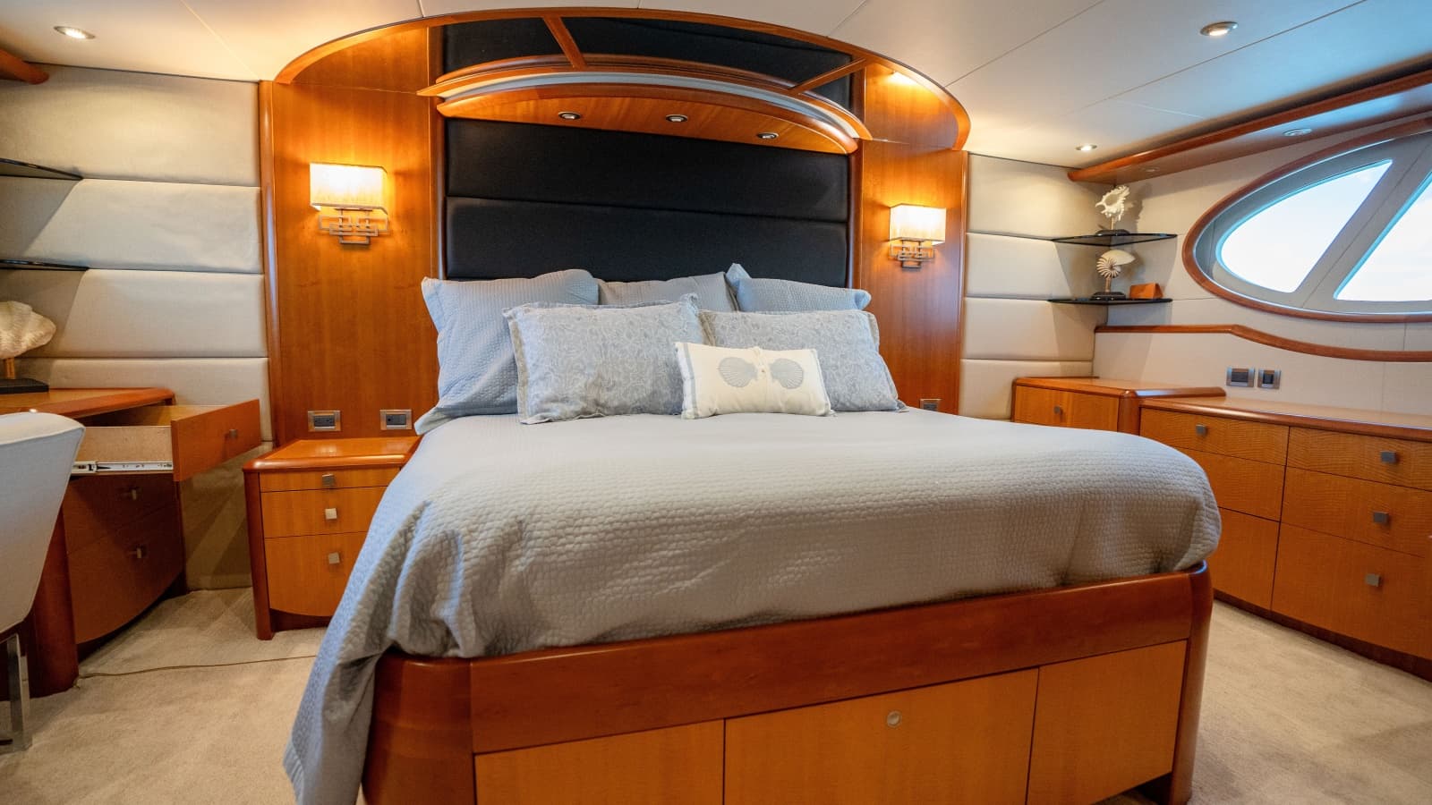 2006 Lazzara Yachts Skylounge