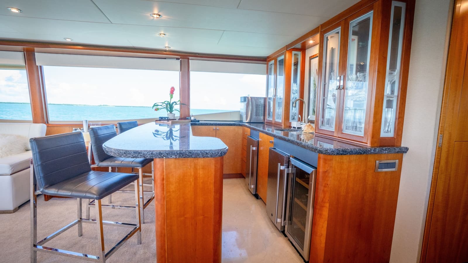 2006 Lazzara Yachts Skylounge