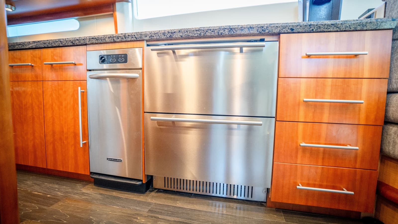 2006 Lazzara Yachts Skylounge