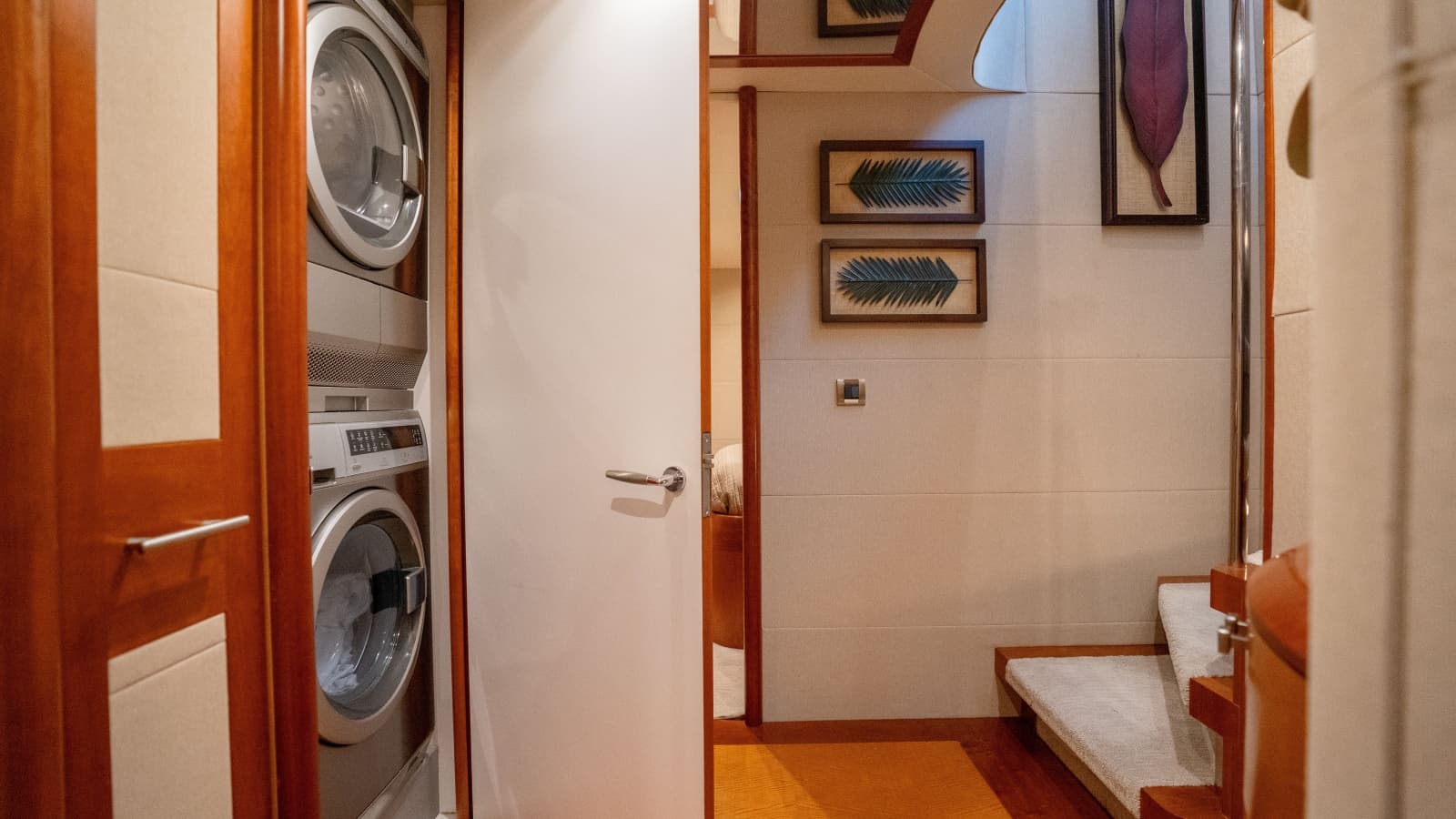 2006 Lazzara Yachts Skylounge