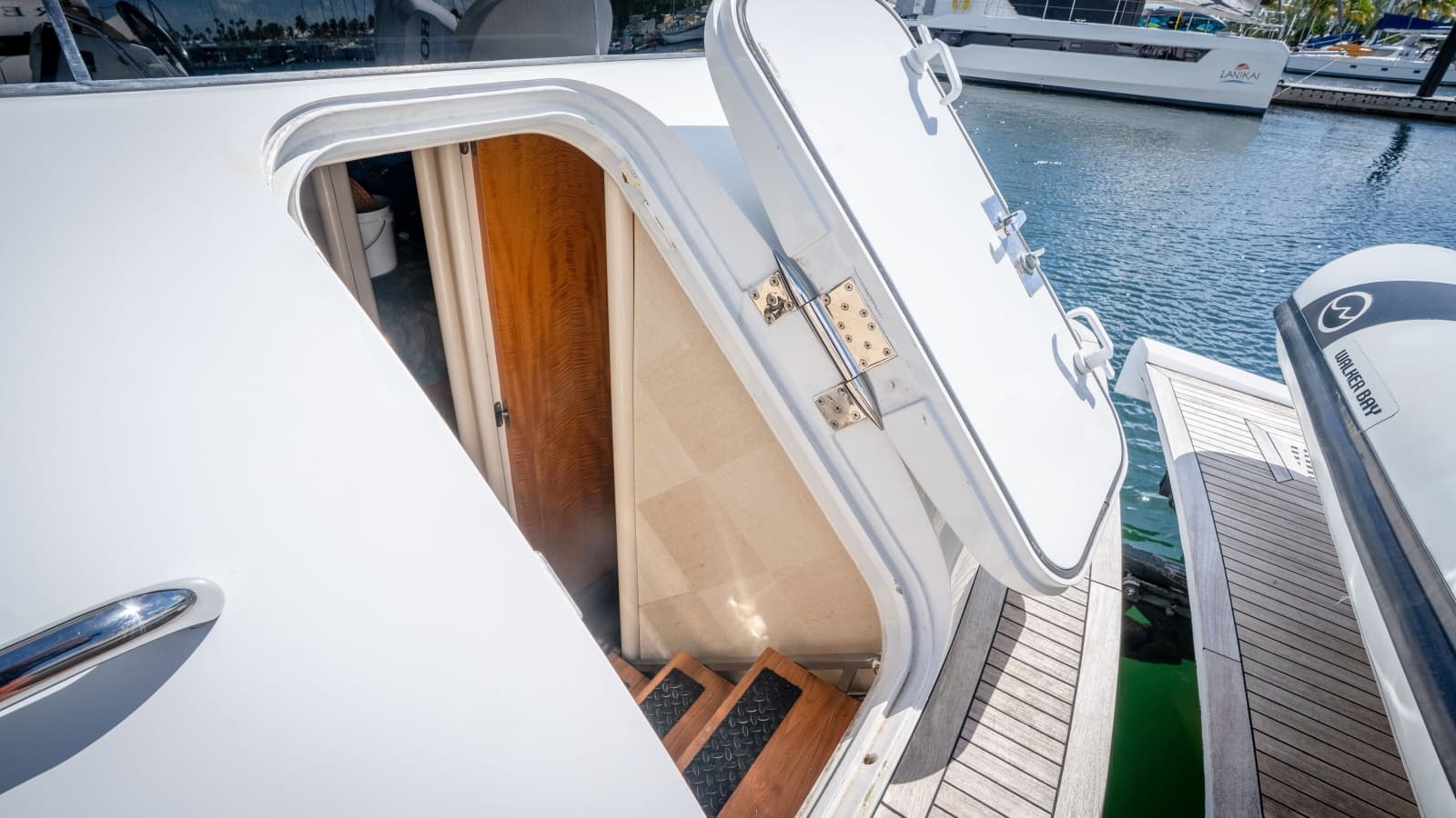 2006 Lazzara Yachts Skylounge
