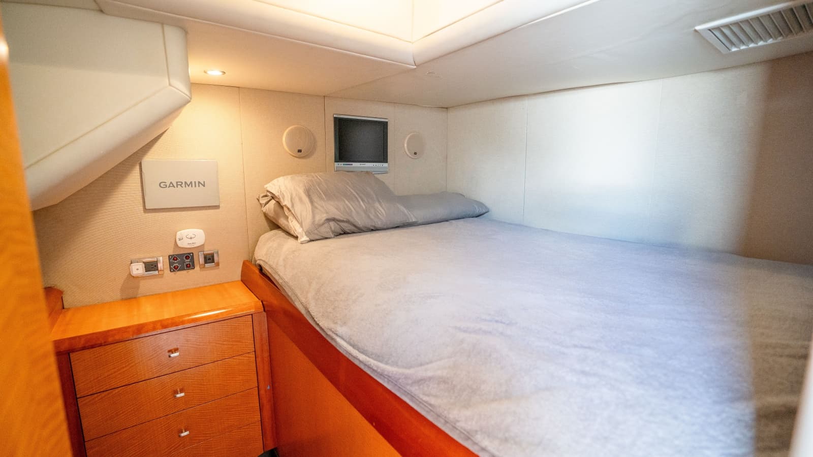 2006 Lazzara Yachts Skylounge