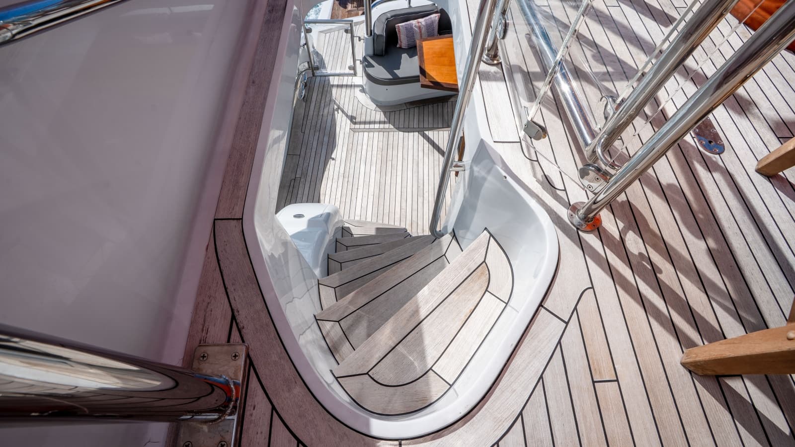 2006 Lazzara Yachts Skylounge