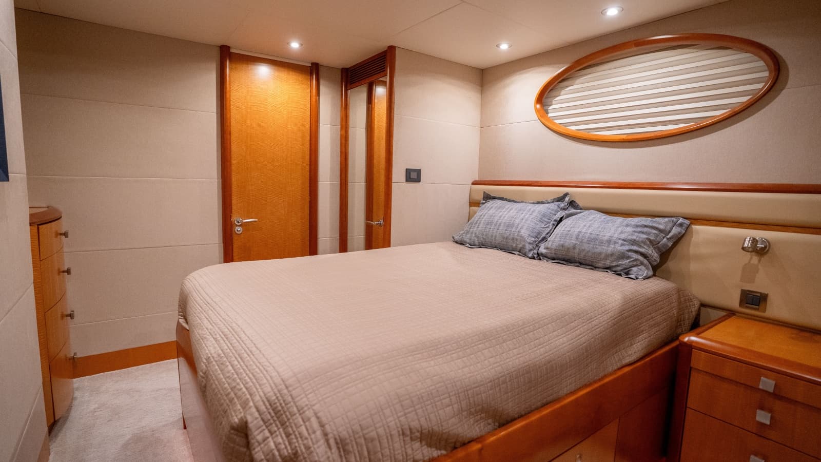 2006 Lazzara Yachts Skylounge
