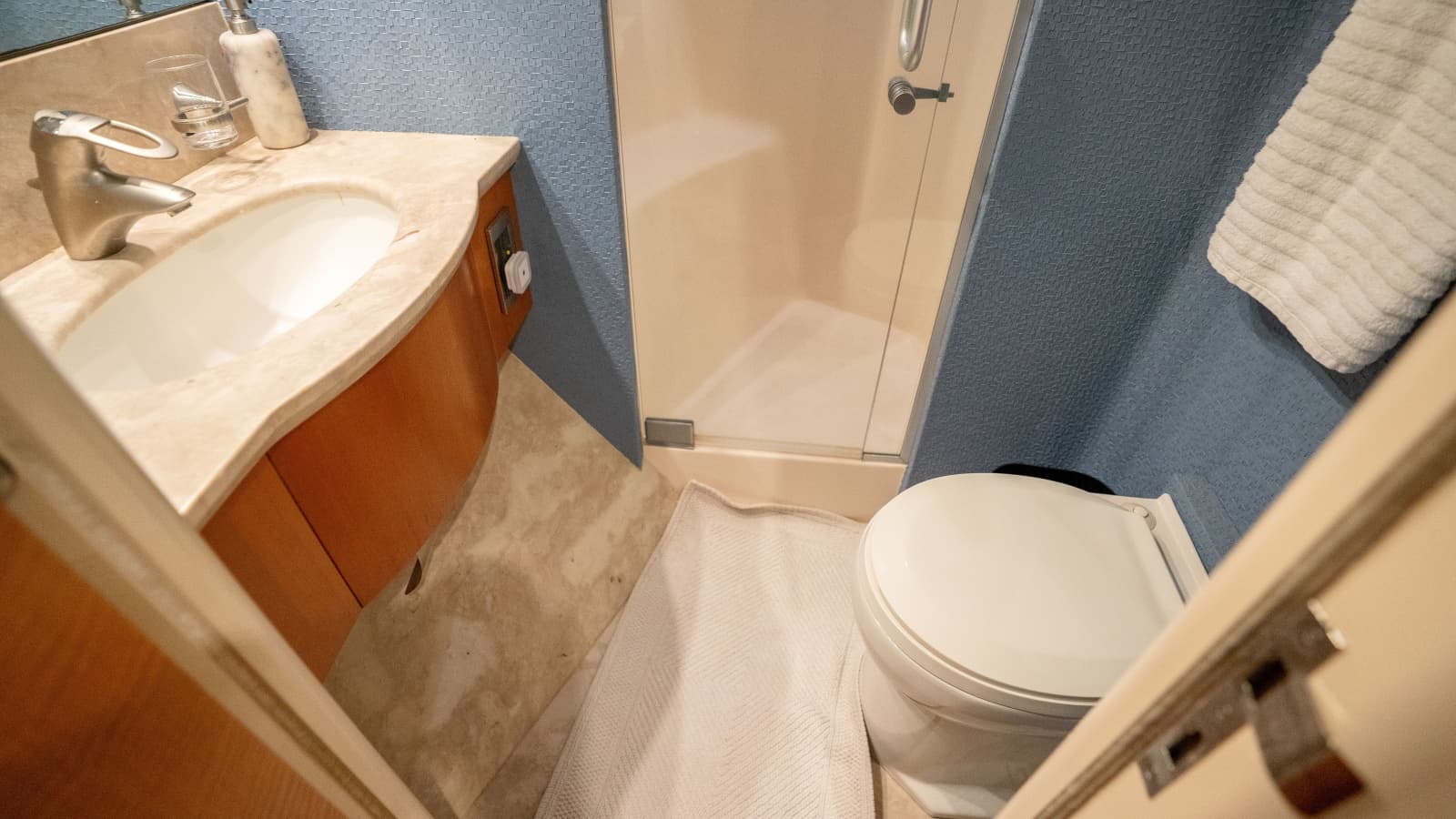 2006 Lazzara Yachts Skylounge
