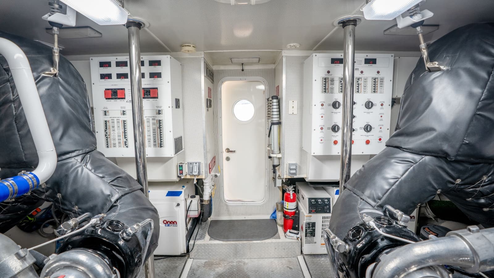 2006 Lazzara Yachts Skylounge