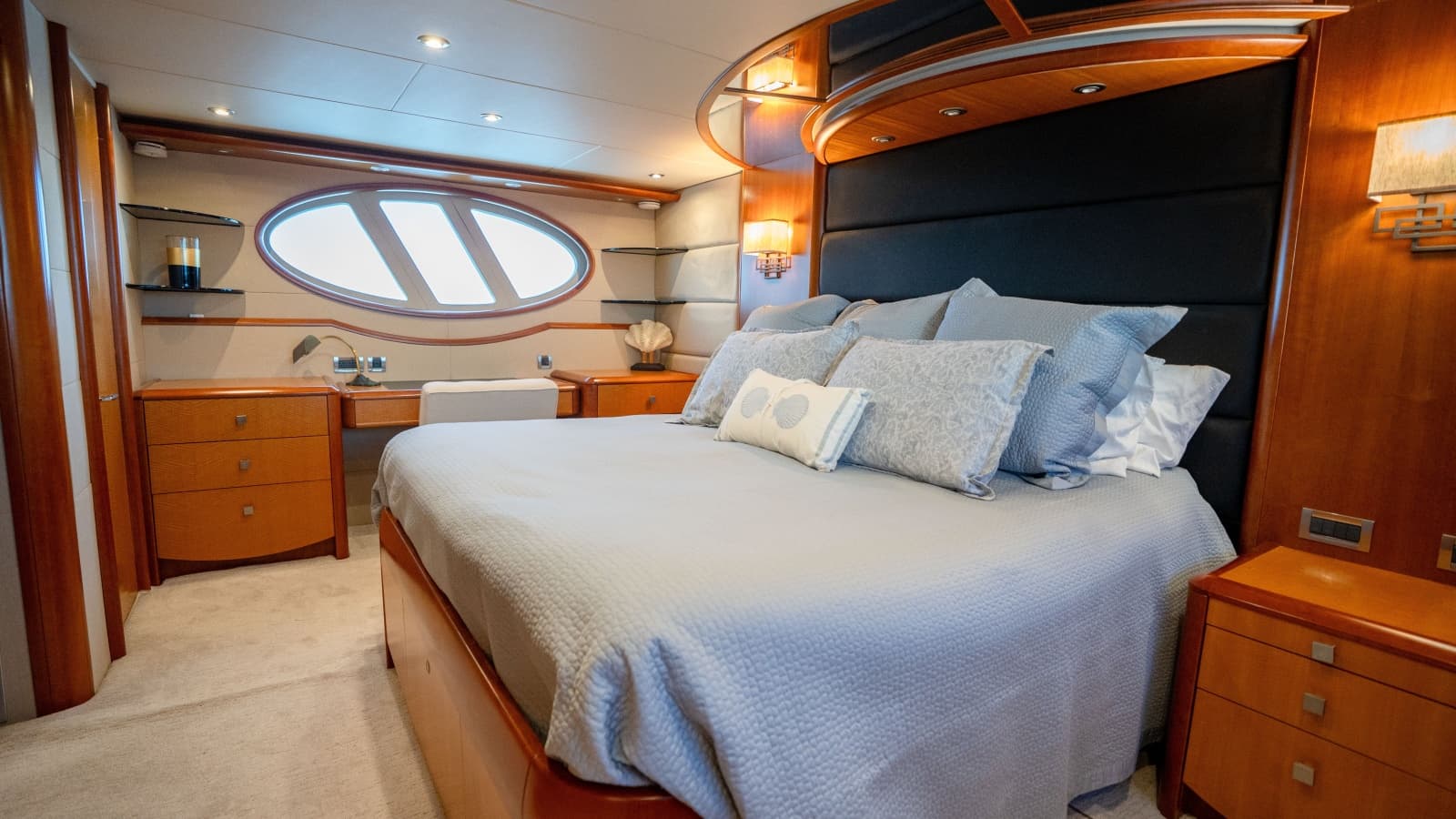 2006 Lazzara Yachts Skylounge