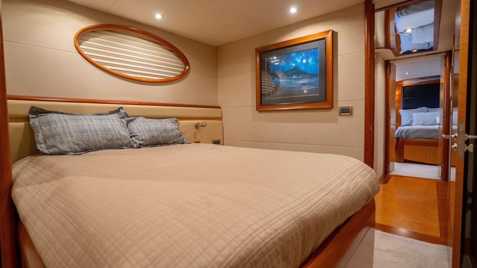 2006 Lazzara Yachts Skylounge