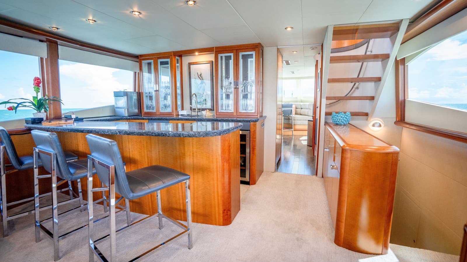 2006 Lazzara Yachts Skylounge