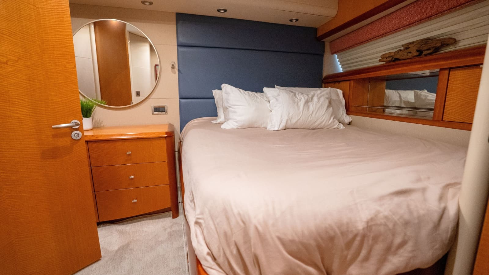 2006 Lazzara Yachts Skylounge