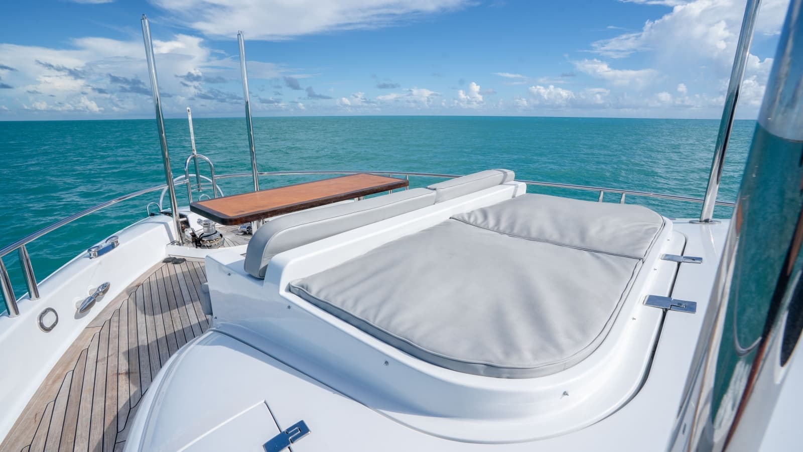 2006 Lazzara Yachts Skylounge