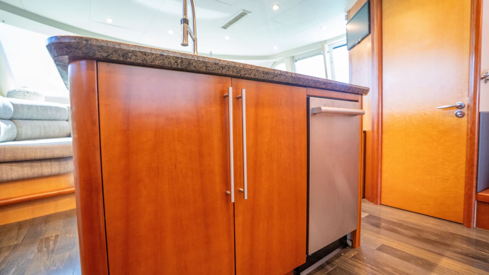 2006 Lazzara Yachts Skylounge