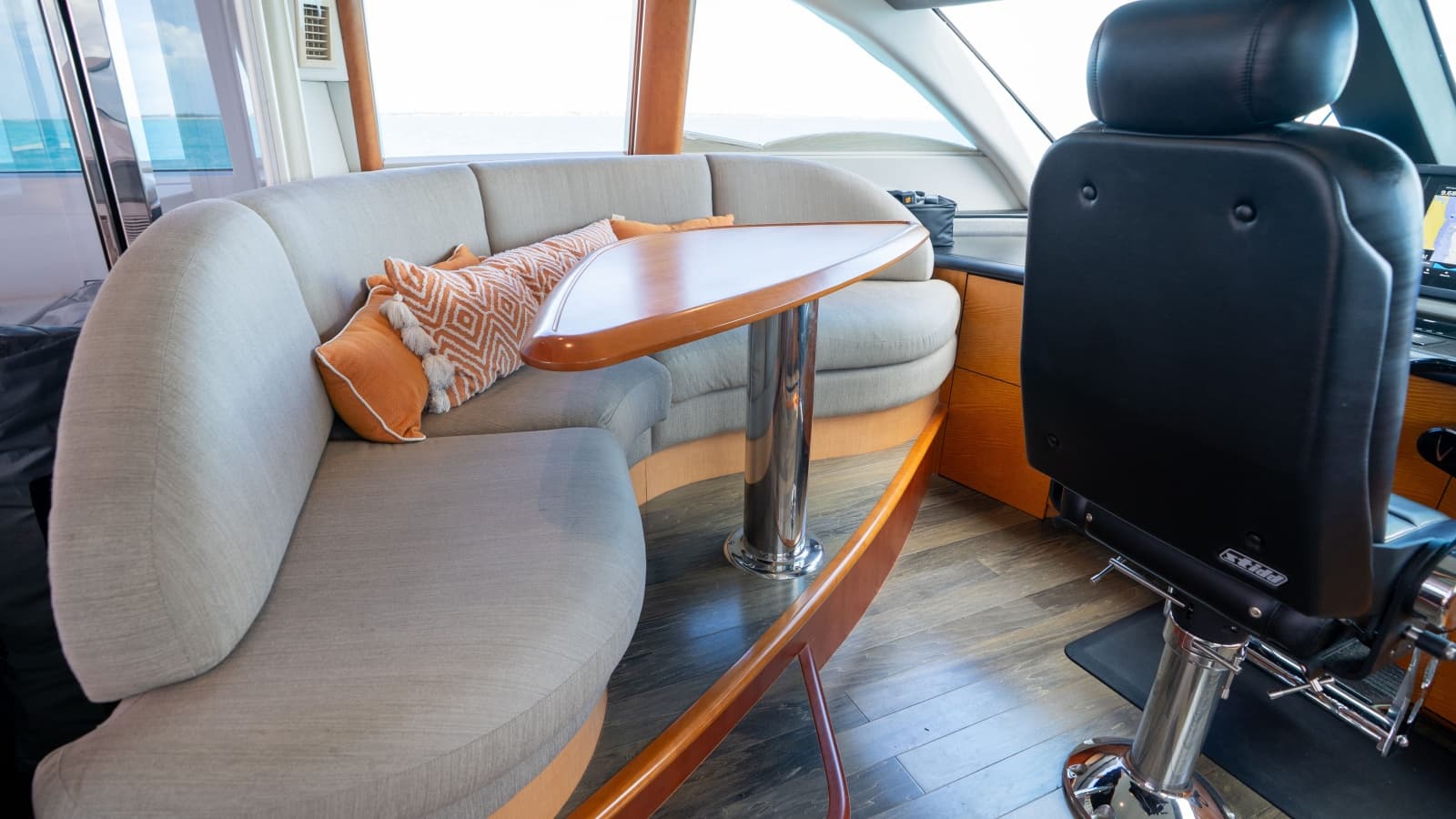 2006 Lazzara Yachts Skylounge